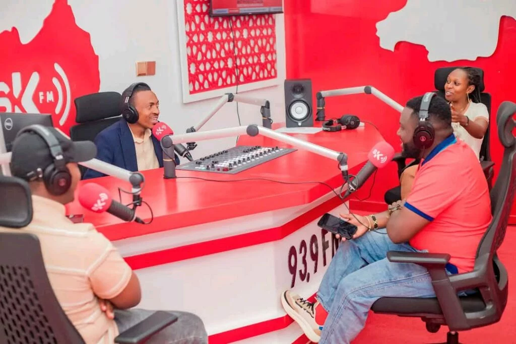Umunyamakuru w’imikino wari ukunzwe kuri SK FM ya Sam Karenzi, yamaze kwerekeza kuri RBA