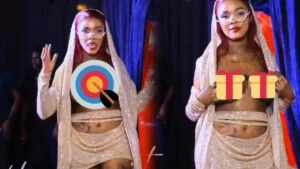 Ijoro ryahise umukobwa yatunguranye yinjira mu gitaramo amabere yayashyize hanze – VIDEWO