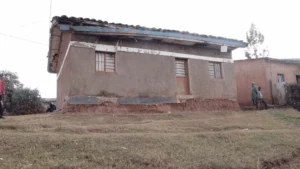 Inyubako ikoreramo ibiro by’akagari kamwe ka hano mu Rwanda ikomeje kuvugisha abatari bake