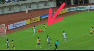 Amavubi yibwe pe! Amashusho agaragaza umunyezamu wa Nigeria atega rutahizamu w’ikipe y’igihugu Amavubi, ntihatangwa ikarita y’umutuku cyangwa Penariti, yarikoroje – VIDEWO