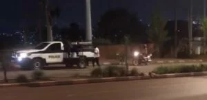 Umugabo yahagaze mu muhanda rwagati ahagarika Panda gare y’abaporisi ngo imuhe lift, banze guhagarara arwana no kuyurira ku ngufu – VIDEWO