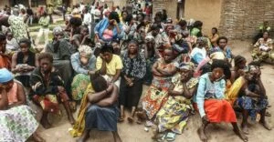 Mu ijoro ryakeye, abantu bitwaje intwaro gakondo n’imbunda bagabye igitero ku cyiriyo maze bica abarenga 70 bari baje gushyingura