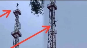 Umusore yuriye umunara bahagaze barebera bafata na videwo ageze hejuru arasimbuka – VIDEWO
