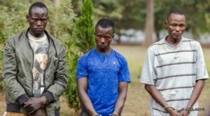 Polisi y’u Rwanda yerekanye abantu batatu bagaragaye mu mashusho batema umukobwa i Nyamirambo