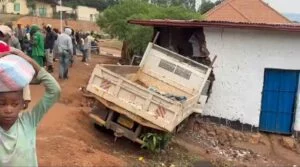 Kicukiro: Imodoka ya Fuso yarenze umuhanda igonga iduka ryari ririmo abantu 10