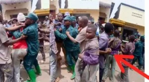 Videwo agakundi k’abanyerondo kateranye ingumi n’agatsiko k’abaturage umuriro uraka – Reba VIDEWO