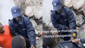Camera-man ahora yiteguye kubafata! Umupolisi wafashe umuturage ibyo yamukoreye mbere yo kumwambika ipingu bikomeje kuvugisha abatari bake, gusa ntabwo nawe yari aziko hari Camera iri kumureba