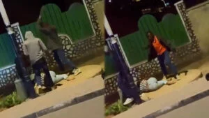 Kigali-Nyamirambo muri iri joro abasore batatu bafashe umukobwa baramutemagura ku muhanda bamwambura ibyo yari afite – Videwo