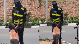 Ibintu umupolisi wo mu muhanda yakoreye umwana muto waje umusanga bikomeje kuvugisha benshi – VIDEWO