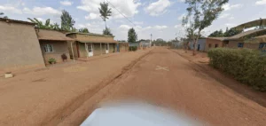 Mu gitondo umugore yasohotse mu nzu asanga umugabo we ari kurongora murumuna we ahita akora igikorwa buri muntu wese yagaye