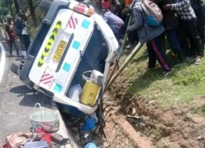 Imodoka yo mu bwoko bwa Toyota Hiace yari itwaye abantu 18 bari bagiye mu bukwe, yakoreye impanuka iteye ubwoba mu Karere ka Ngororero