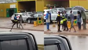 Kigali ntabwoba bakigira! Umusore yacunze Polisi yo mu muhanda iparitse moto yayo ahita afata kasike ya Polisi arayambara (Video)