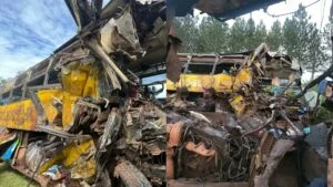 Mu gihugu hose bari mu gahinda batewe n’impanuka iteye ubwoba y’amabisi 2 n’izindi modoka ebyiri zagonganye mu rucyerera rwo kuri uyu wa Gatatu hapfiramo abantu 46 (AMAFOTO)