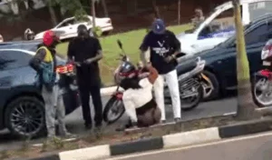 Abanya-Kigali babona byinshi koko! Kigali umugore w’umusirimu baramugonze ahita akuramo imyenda yambara ubusa buri buri – videwo