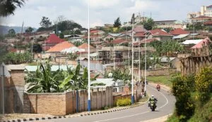 Umusore witwa Nshimiyimana Fabiane yinjiye mu nzu asanga mukuru we aryamye amuturuka inyuma ahita atangira kumukorera igikorwa kigayitse cyane – Videwo