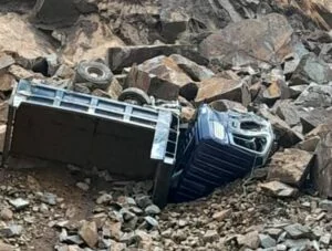Karongi: Abasore 4 barimo gupakira amabuye muri Fuso, bagwiriwe n’ikibuye kinini kibagwa hejuru